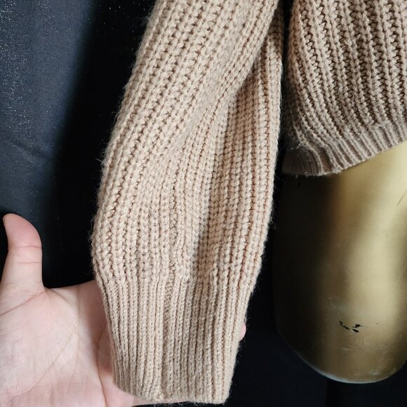 💕3/$15💕 Cropped Cable Tie Knit Sweater - Picture 4 of 8